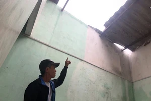 Video: Người dân Quảng Ngãi oằn mình chống bão số 6