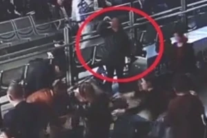 Suýt chết vì nốc nguyên chai rượu do bị cấm mang lên tàu