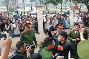 Video: Khá 'bảnh' xuất hiện tại tòa 'anh em xã hội' réo gọi