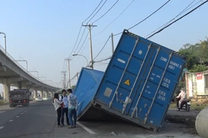 Video: Chưa có kết luận vụ dầm cầu đè container ở Thủ Đức