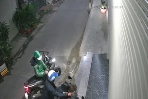 Video: Mặc áo Grab chở đồng bọn gí dao cướp xe máy