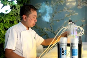 Quán bar mở cửa đón khách vào chỉ để... hít không khí