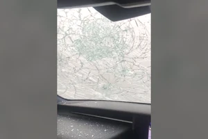 Mưa đá dữ dội đập vỡ kính ô tô