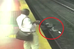 Mải xem điện thoại, người đàn ông lọt xuống đường ray tàu điện