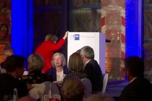 Bà Merkel vấp ngã khi lên bục phát biểu