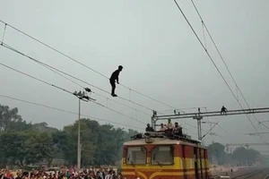 Nhà ga náo loạn sau khi có người đu dây điện