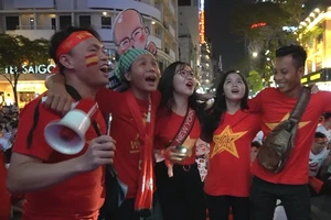 Phố đi bộ vỡ òa khi Đức Chinh ghi bàn thắng vàng