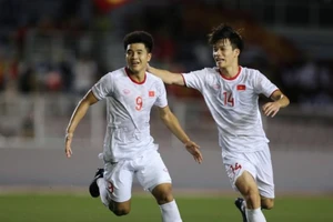 Pha ghi bàn của Đức Chinh giúp Việt Nam thắng Singapore