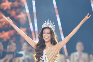 Video: Giây phút đăng quang của Tân Hoa hậu Hoàn vũ Khánh Vân