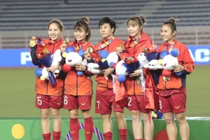 Video: Giây phút nhận HCV SEA Games của tuyển nữ Việt Nam