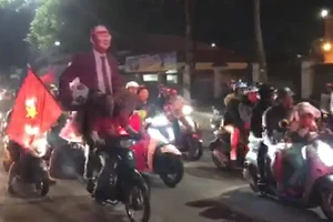 Những kiểu ăn mừng ‘không đụng hàng’ của CĐV Việt Nam