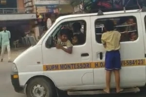 Bắt giam tài xế để học sinh đu ngoài xe vì quá chật