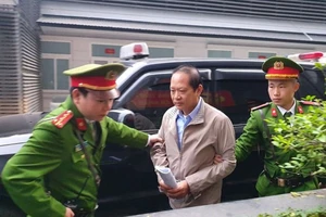 Video: Áp giải bị cáo Nguyễn Bắc Son, Trương Minh Tuấn đến tòa