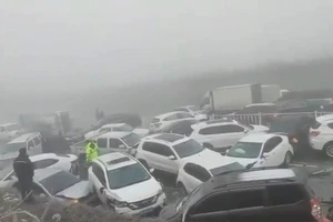 Xe tông liên hoàn do đường trơn trượt