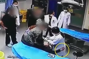 Bị bắt vì sàm sỡ bác sĩ