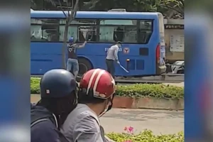 Nhóm người đập phá xe buýt gây náo loạn tại Thủ Đức