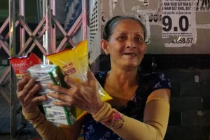 Video: Người vô gia cư xúc động khi nhận quà Noel sớm