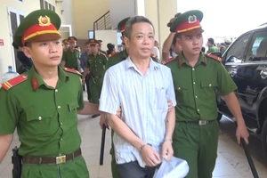 Video: Tòa tuyên trả hồ sơ vụ cựu bí thư thị xã Bến Cát