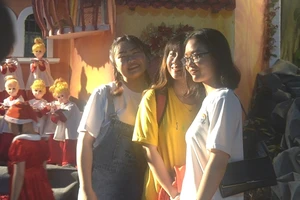 Giới trẻ đổ xô check in hang đá ở nhà thờ Kỳ Đồng