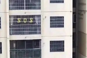 Gọi cảnh sát vì nhầm trang trí bóng bay năm '2020' là SOS