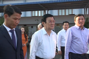 Nguyên chủ tịch nước thăm và tặng quà tại BX Miền Tây