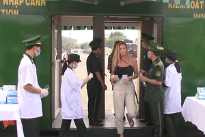 Phát khẩu trang, kiểm tra thân nhiệt du học sinh đến TP.HCM