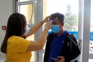 Bình Tân: Đo thân nhiệt người dân khi đến UBND quận