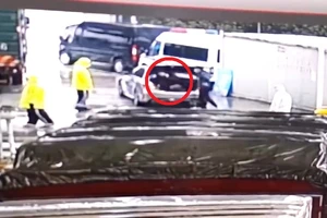 Trốn trong cốp xe để tránh trạm kiểm soát virus COVID-19