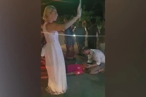 Cô dâu, chú rể bỏ tiệc cưới để giúp người bị nạn