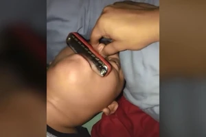 Thiếu niên thổi Harmonica bằng tiếng ngáy