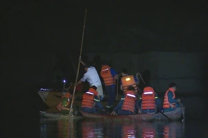 Video: Tìm kiếm 4 nạn nhân còn mất tích trong vụ chìm ghe