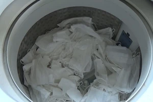 Video: Cận cảnh vụ bắt tại trận cơ sở tái chế khẩu trang cũ