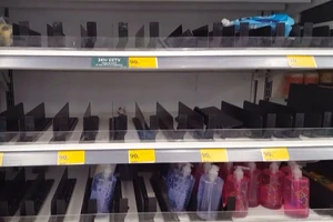 Siêu thị ở Anh cháy hàng nhu yếu phẩm vì dịch COVID-19