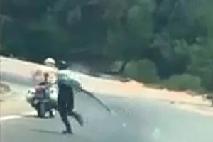 Video: Cầm đại đao lạng lách với CSGT như phim