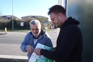 Sau 2 tiếng bán được 5.000 cuộn giấy vệ sinh nhờ COVID-19