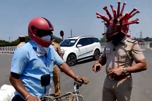 Cảnh sát 'hóa' thành virus gây COVID-19 để nhắc nhở người dân