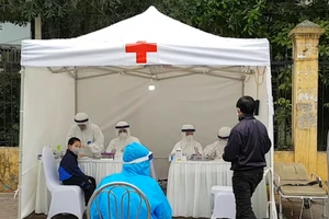 Xét nghiệm COVID-19 tại trạm dã chiến ở Hà Nội
