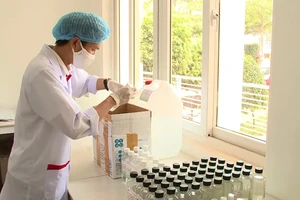 Sản xuất nước rửa tay sát khuẩn miễn phí tặng cộng đồng