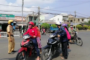 Video: Nhiều xe máy buộc quay đầu tại phà Cát Lái