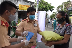 Cảnh sát giao thông tặng hơn 4,5 tấn gạo cho người nghèo 