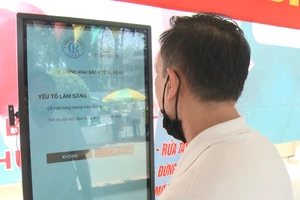 Chống dịch COVID-19: Xem khai báo y tế tự động tại BV Chợ Rẫy