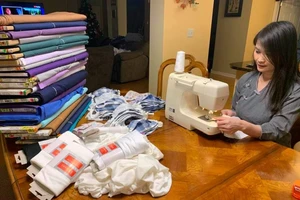 Video: Người Việt ở Mỹ may tặng 8.000 khẩu trang tình thương