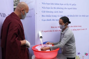 Phật tử góp sức mở ATM gạo phát cho người nghèo