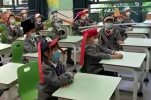 Học sinh đội mũ dài 1 m để tránh lây nhiễm COVID-19