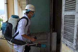 Phun thuốc khử khuẩn, vệ sinh ký túc xá đón sinh viên