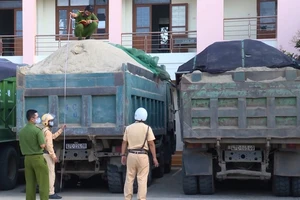 Đắk Lắk: Xử lý nhiều xe ben chở cát vi phạm tải trọng