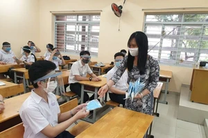 Học sinh đội nón ngăn giọt bắn ảnh hưởng đến thị lực ra sao?