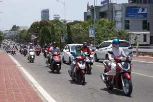 Người dân Đà Nẵng trốn nắng nóng gay gắt đầu hè