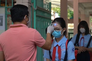 Học sinh 3 khối 6, 7, 8 phấn khởi trở lại trường học