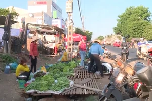 Lấn đường họp chợ, nguy cơ mất ATGT trên quốc lộ 14